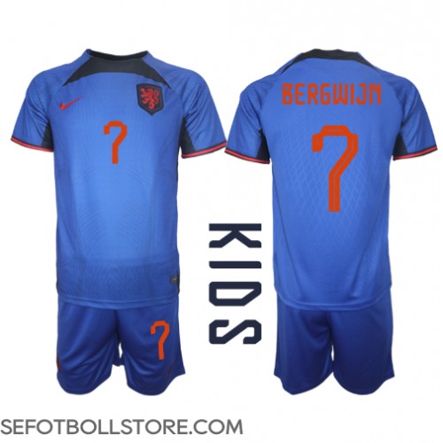 Nederländerna Steven Bergwijn #7 Replika babykläder Bortaställ Barn VM 2022 Kortärmad (+ korta byxor)